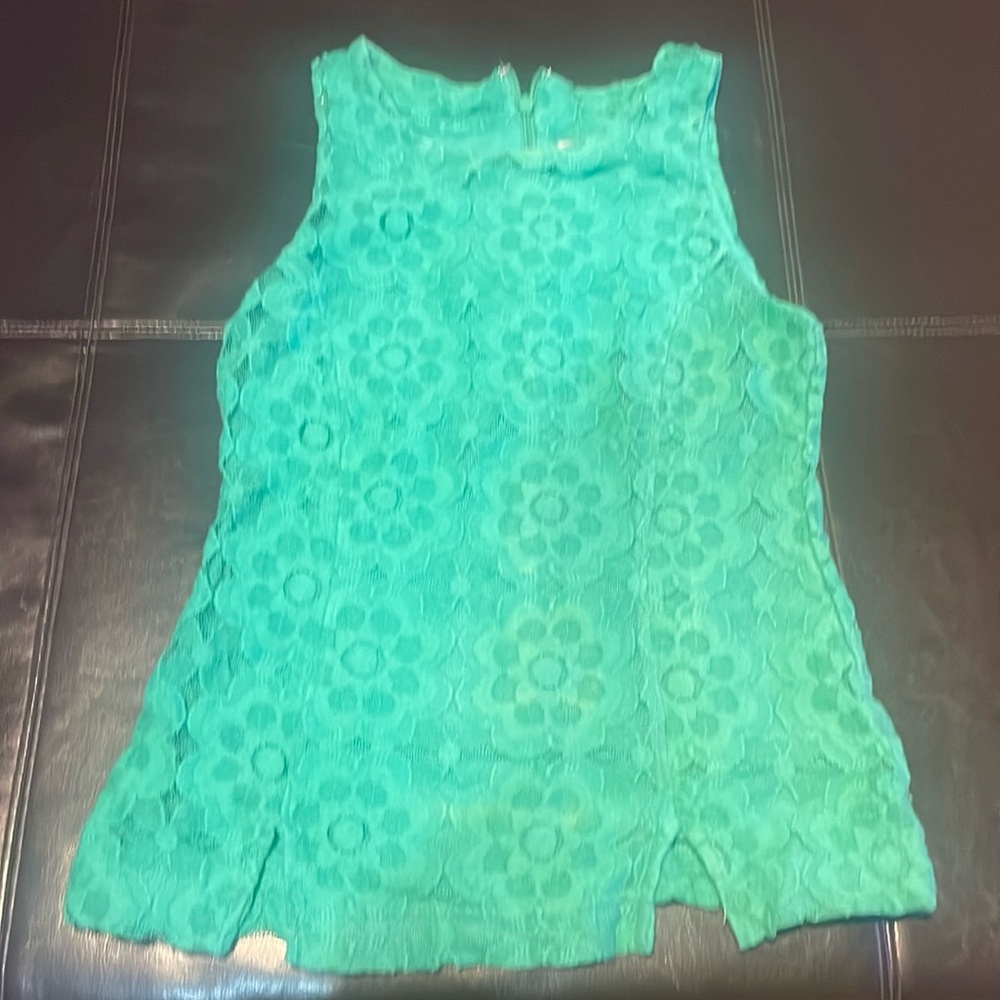 Green lace fitted sleeveless top
